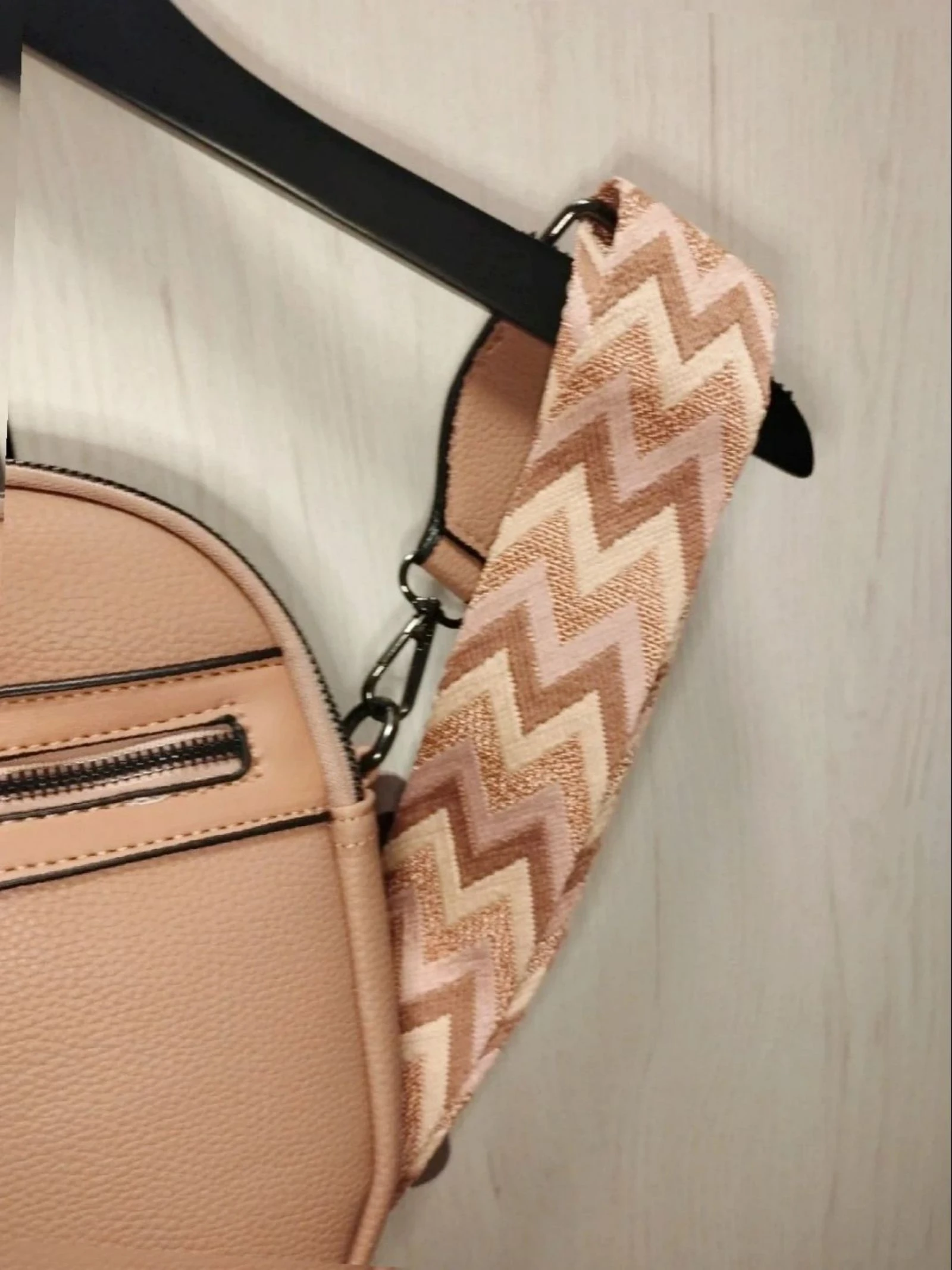 Bolsa transversal com alça larga Chevrón – photo 7